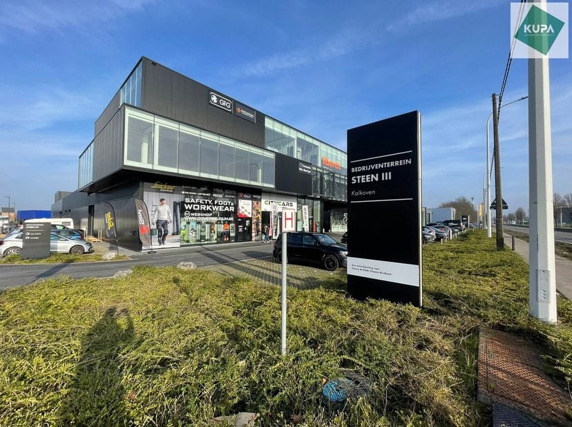 Bent u op zoek naar een strategisch gelegen kantoorruimte in een dynamisch bedrijvenpark? Dit casco nieuwbouwkantoor van 288 m² op niveau +1 in het ko