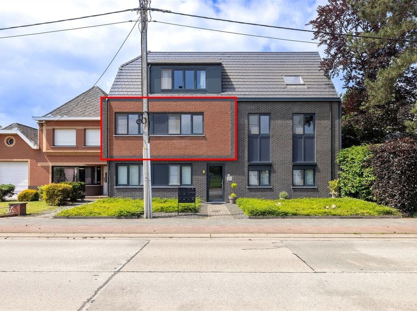 Lichtrijk appartement met 2 slaapkamers, terras en autostaanplaats te Pijpelheide.  &lt;br /&gt;
Ligging: Rustig en toch centraal met winkels, school en ope