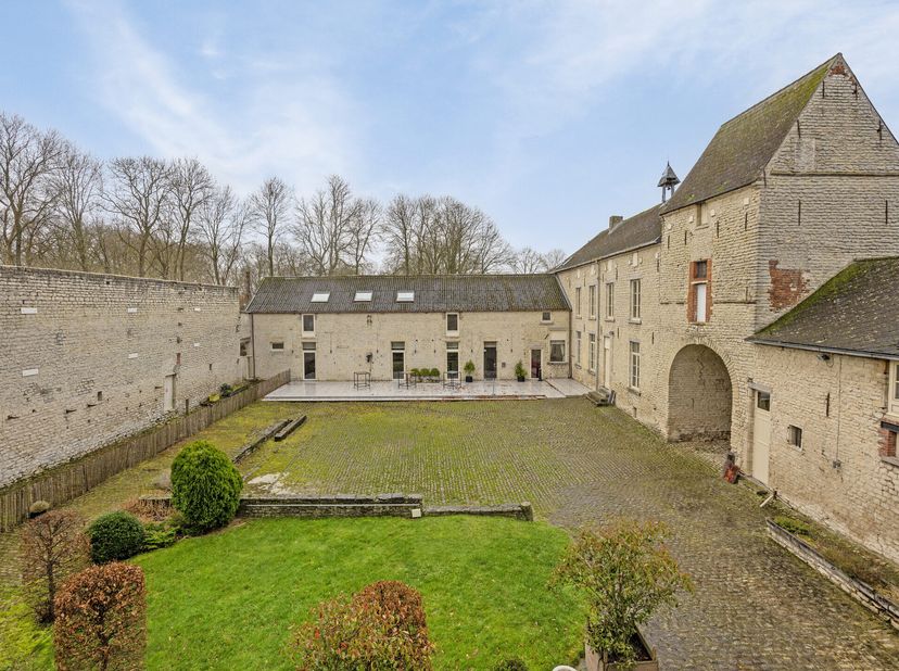 Le Hof ten As, situé le long de la Perksesteenweg à Melsbroek, a été fondé avant 1395 et est l&#039;un des bâtiments les plus emblématiques de Melsbroek de