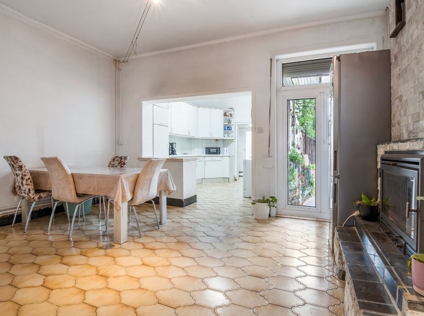 Ontdek deze charmante woning in het hart van Sint-Amandsberg, klaar om nieuw leven in te blazen en tal van mogelijkheden te bieden. Met een voortuin e