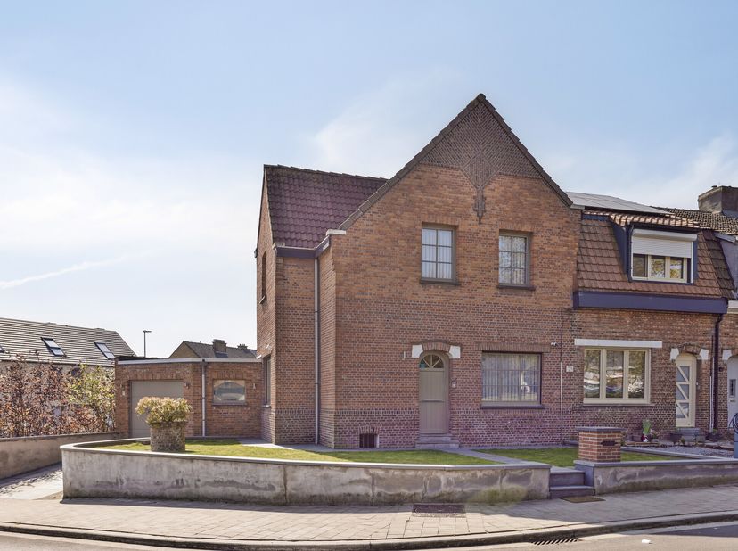 Deze woning is gelegen in het centrum van Kruibeke in de Vredelaan 27, dus vlot bereikbaar en dicht bij centrum en alle noodzakelijke winkels, scholen