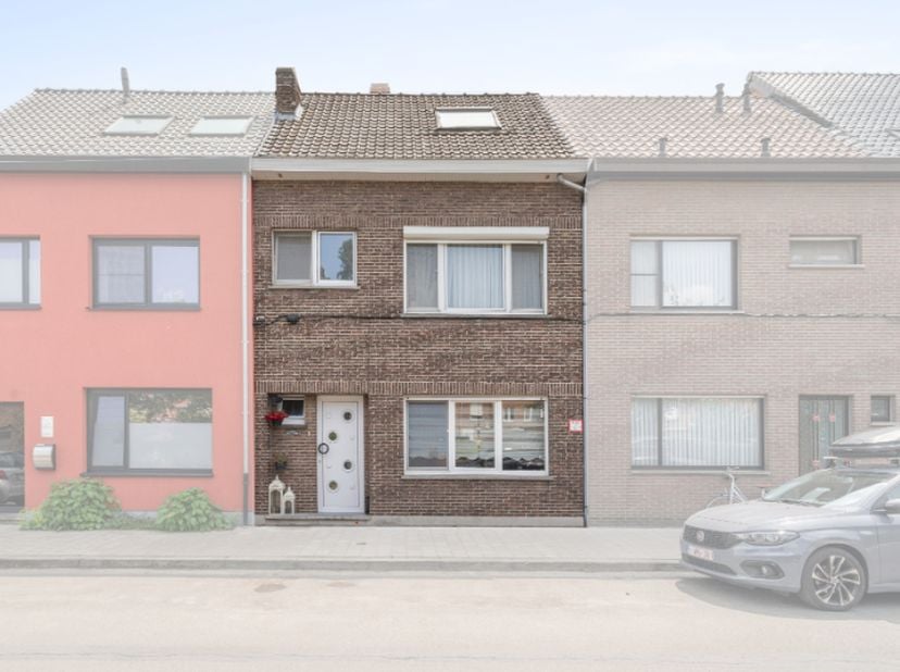 Mooi onderhouden woning met dubbele garage en achteruitgang. 449m² grondoppervlak. Inkom, toilet, leefruimte, keuken, veranda, tuin en garage (x2). Bo