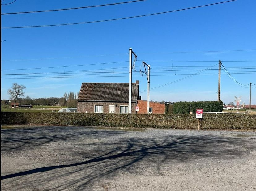 Vrijstaande woning met 2 slaapkamers op 951 m² te huur in Aarsele.De woning wordt verwarmd via een warmtepomp lucht-lucht.Meteen vrij!Indeling:- Leefr