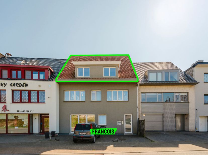 In het charmante Vosseslag ontdekken we dit prachtige zonnige duplex appartement. Met een ideale ligging op slechts 400 meter van het strand en het bo