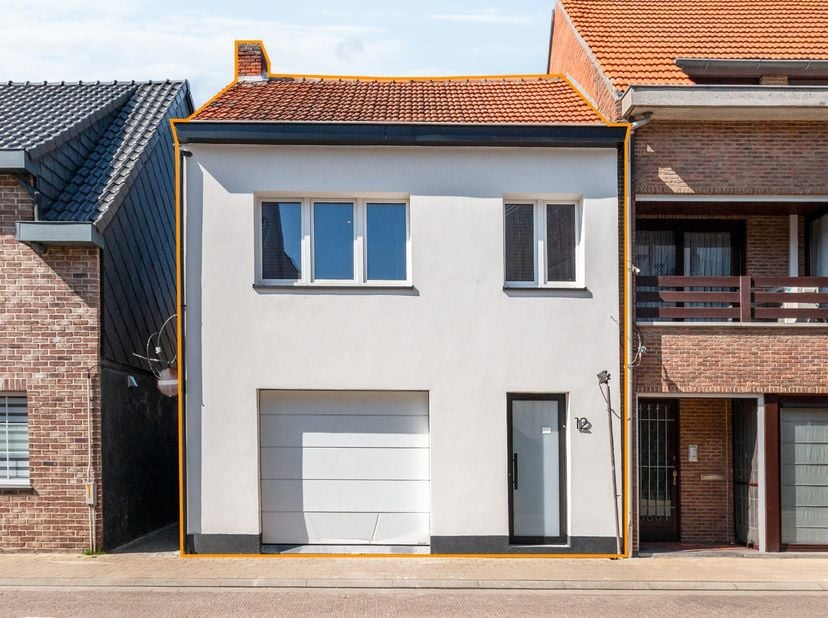 Deze verzorgde, gerenoveerde woning is super centraal gelegen in Kapellen. Winkels, scholen en openbaar vervoer bevinden zich allen in de nabije omgev