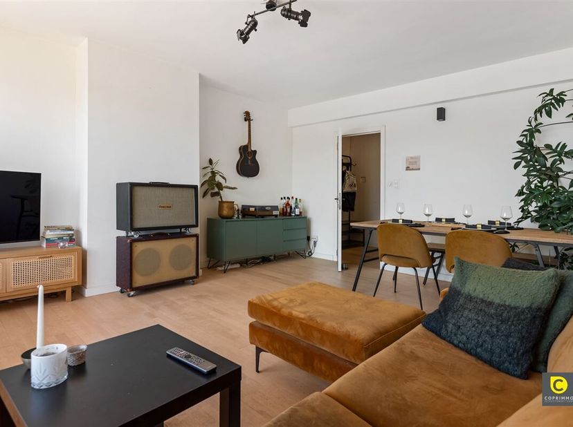 Doorheen de jaren werd dit appartement smaakvol en kwalitatief gerenoveerd. U geniet een uitstekend EPC en conforme elektriciteit in een asbestveilig