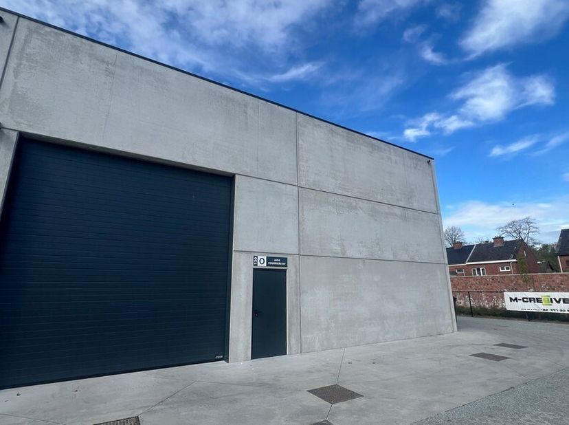 123,01m² nieuwbouw magazijn in recent KMO-park De Kling&lt;br /&gt;
Ligging: aan de rand van het Stropersbos, vlot bereikbaar via N403 en E34, bushalte op w