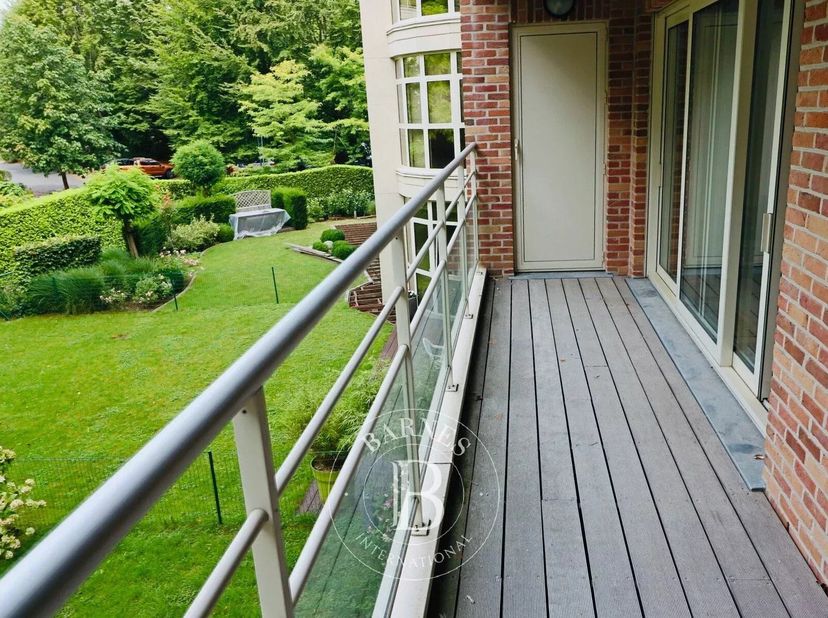 Avenue d&#039;Italie, au premier étage dans un parc, cet appartement lumineux de 3 chambres (19m², 16m², 13m²) se compose d&#039;un séjour de 45m², d&#039;une cuisin