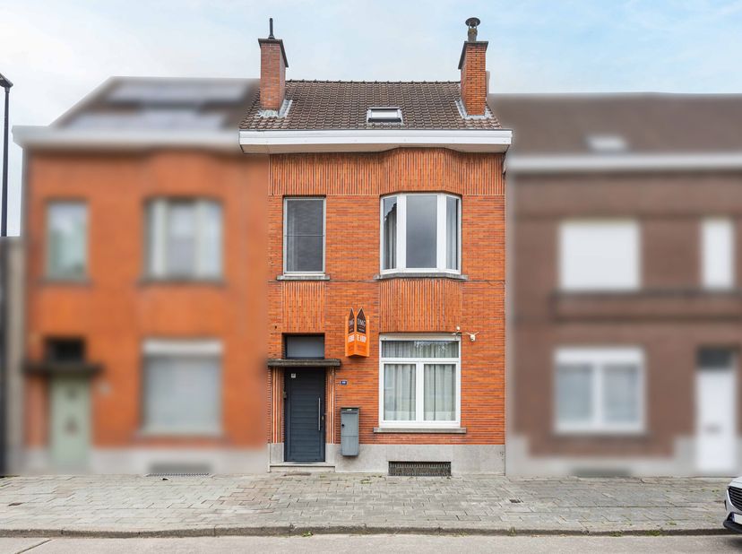 Verder af te werken/ in te richten woning met 4 slaapkamers, tuin en grote bewoonbare oppervlakte  uitstekend gelegen nabij station en centrum.Deze ru