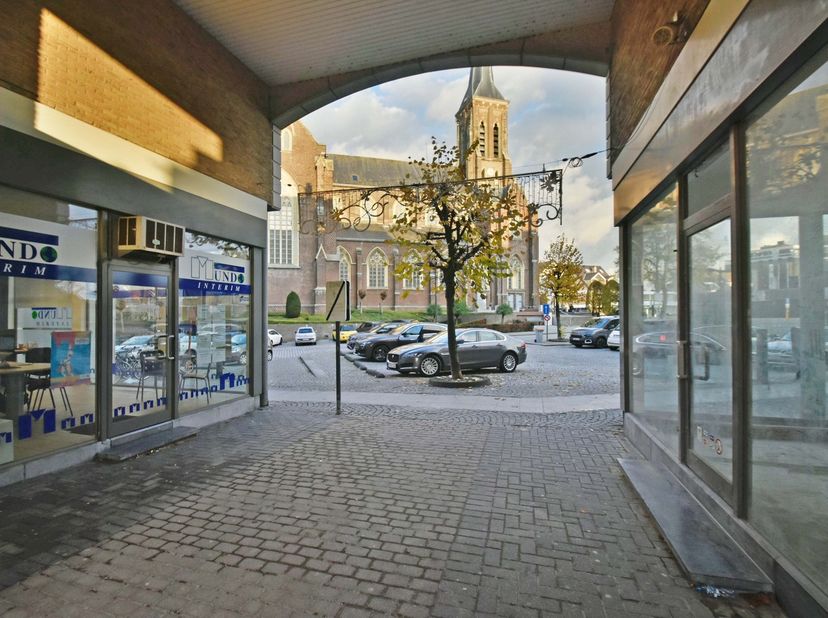 Deze handelsruimte van 60 m² is pal in het centrum van Lanaken gelegen, tussen 2 grote parkeerterreinen in (Molenweideplein en Kerkplein).&lt;br /&gt;
&lt;br /