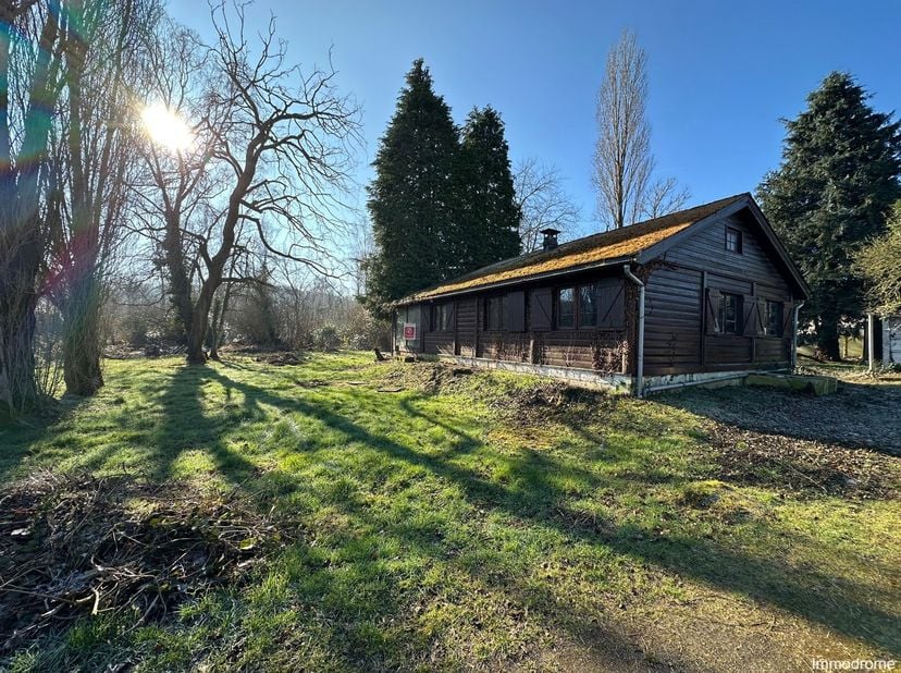 Te koop: Prachtig gelegen perceel met houten woning in een groene oase!&lt;br /&gt;
Bent u op zoek naar een rustige plek om te wonen, ver weg van de drukte,