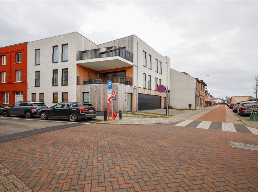 !!In optie!!Dit centraal gelegen appartement met ruim terras en drie slaapkamers is op zoek naar een nieuwe eigenaar.&lt;br /&gt;
Via de hall met gastentoil