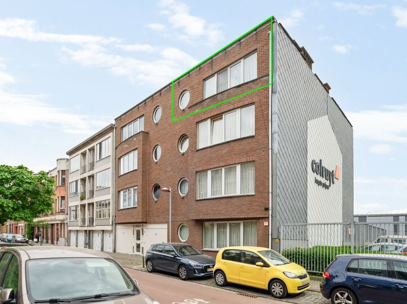 Ruim appartement met autostaanplaats in het centrum van Merksem!&lt;br /&gt;
&lt;br /&gt;
Dichtbij de Bredabaan, maar toch in een rustige straat. Daar kan u dit z