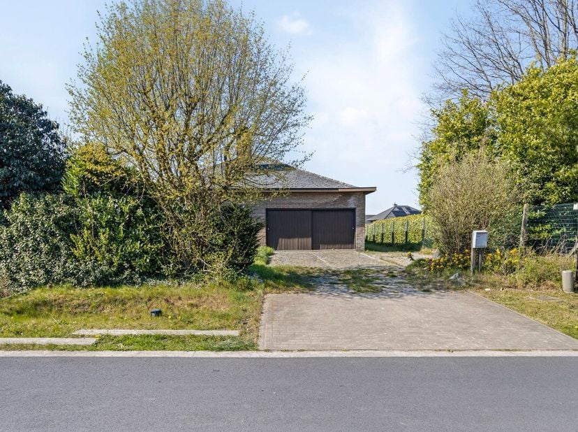 Alleenstaande villa gelegen op toplocatie in WaregemDeze alleenstaande woning ligt op een ruim perceel van 1043 m². Deze woning heeft terug wat liefde