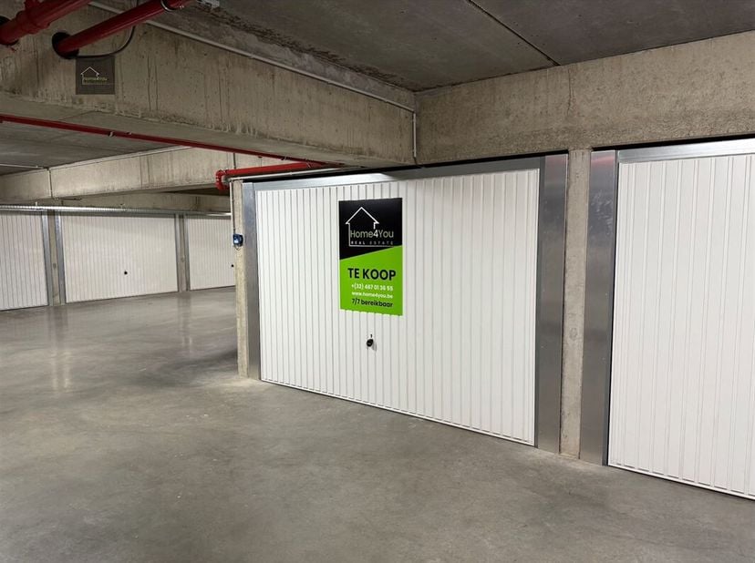 Garage box extrêmement spacieux dans une résidence récente à Adinkerke.&lt;br /&gt;
Profondeur : 6,4 mètres&lt;br /&gt;
Largeur : 3,3 mètres&lt;br /&gt;
Hauteur (portai