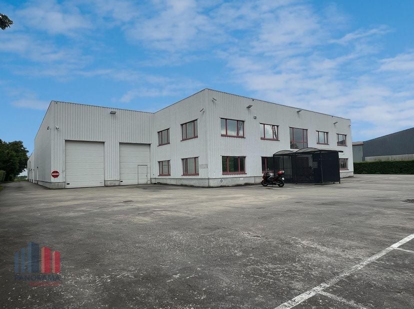 Bedrijfsgebouw te koop in de industriezone van Mollem, gelegen langs de Assesteenweg, op een totale grondoppervlakte van 7.529 m².&lt;br /&gt;
De site omvat