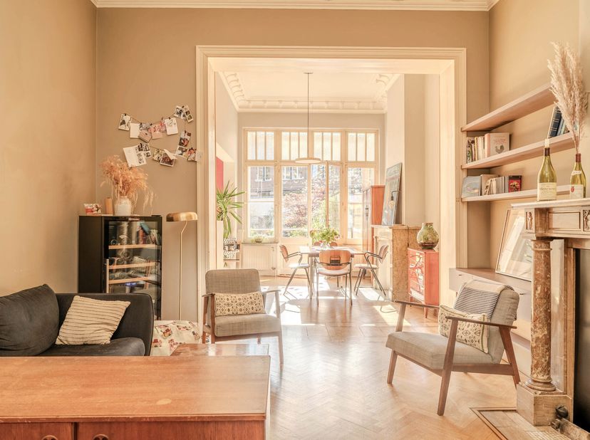 Dit prachtige duplexappartement in perfecte staat, gelegen in de prestigieuze wijk Brugmann in de buurt van het Parvis St-Pierre, zal je veroveren met