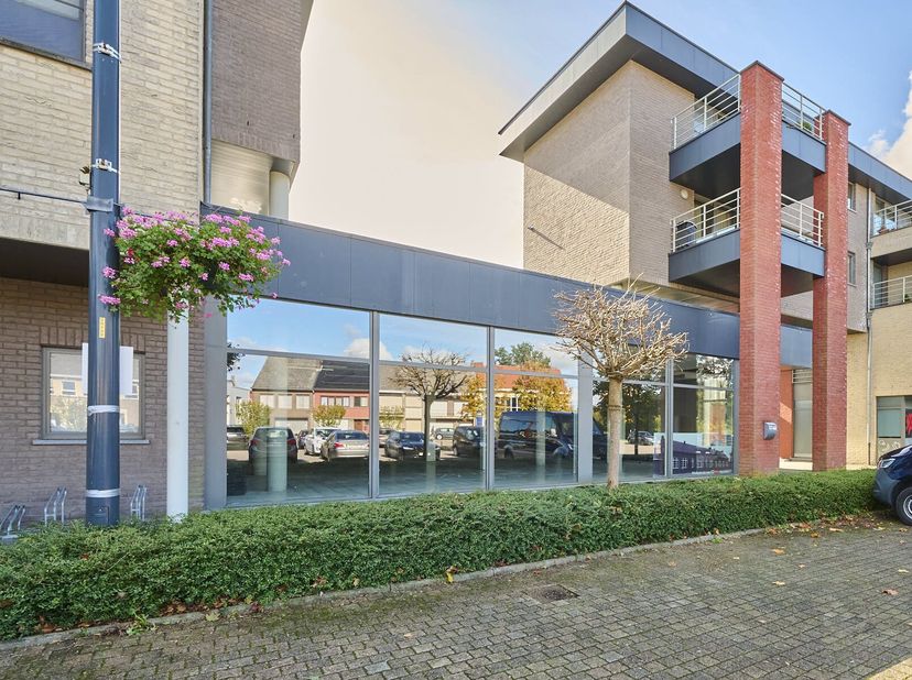 Handelspand op een uitstekende locatie in het centrum van Hechtel met veel parkeergelegenheid voor de deur.&lt;br /&gt;
Het pand bestaat één ruim winkelgede