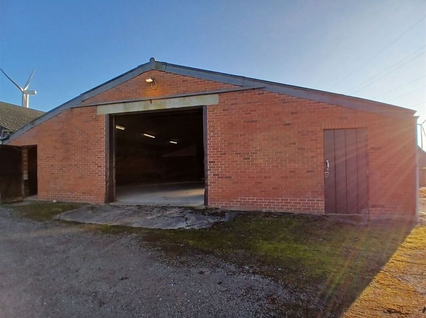 HALLE  À LOUER  ENTREPÔT 210m²  Immolinkebeek vous propose un entrepôt de 280m² à louer, idéalement situé à proximité du centre.&lt;br /&gt;
 Électricité di