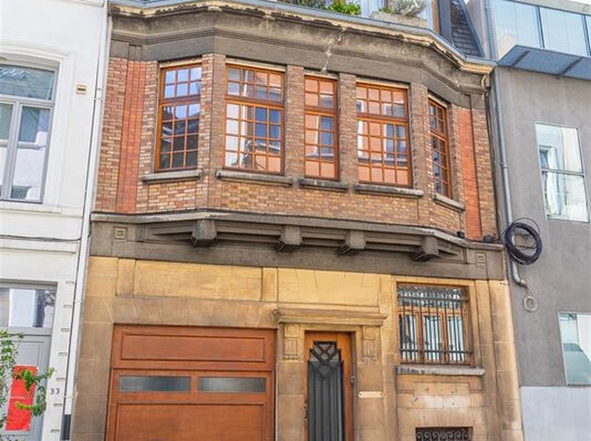 Property One biedt u een herenhuis aan, ideaal gelegen achter het gemeentehuis en dicht bij alle voorzieningen. Het huis is altijd in een onberispelij