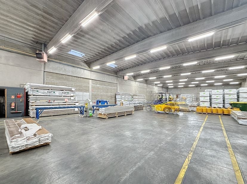 Spécifications:&lt;br /&gt;
- un entrepôt d&#039;environ 1600 m²; &lt;br /&gt;
- 4 quais de chargement&lt;br /&gt;
- hauteur libre 6 m;&lt;br /&gt;
- sol en polybéton;&lt;br /&gt;
- un