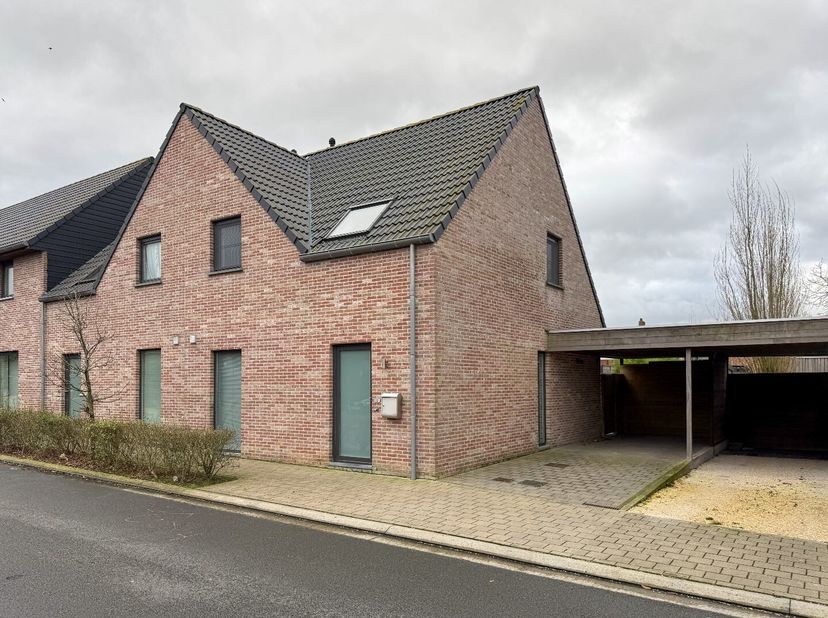 Deze instapklare woning bevindt zich in het centrum van Westrozebeke en heeft volgende indeling:&lt;br /&gt;
GELIJKVLOERS:&lt;br /&gt;
Inkomhal - apart toilet - b
