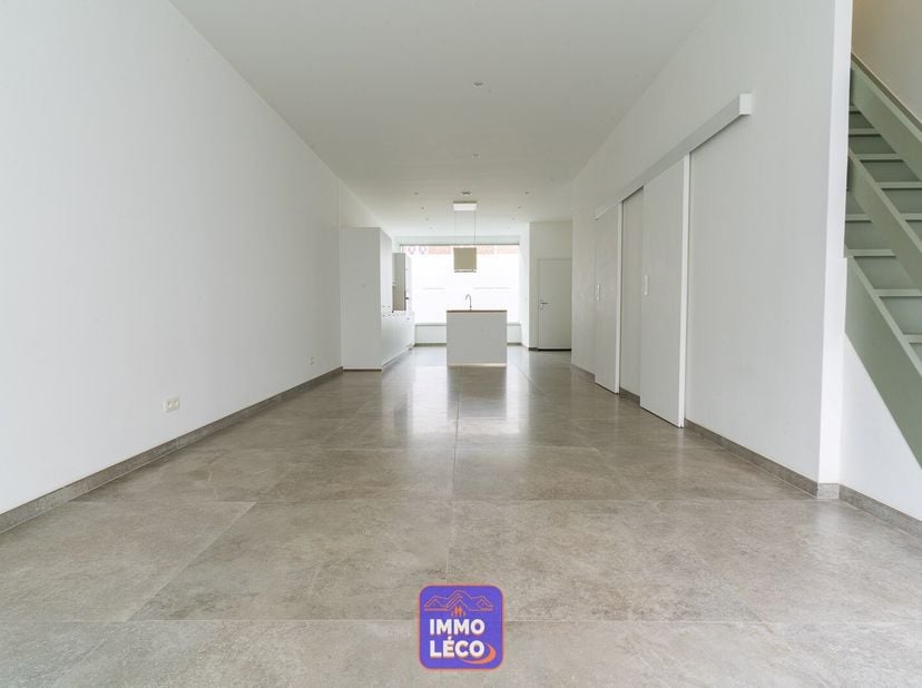Au REZ :&lt;br /&gt;
Hall d&#039;entrée,&lt;br /&gt;
Vaste et lumineuse pièce de vie principale desservant une cuisine full équipée ouverte (hotte, plaque de cuisson,