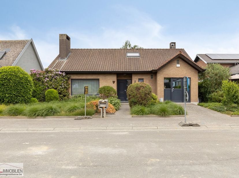 --- VENTE EN VIAGER ---&lt;br /&gt;
&lt;br /&gt;
Situé dans le quartier résidentiel et calme de &quot;Zonneweelde&quot;, vous trouverez ce bungalow prêt à emménager de 1974