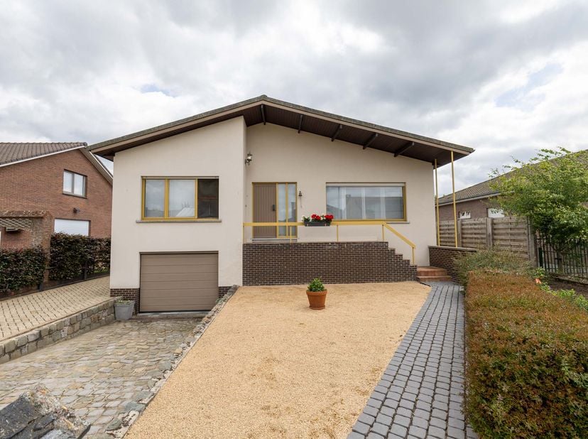 Maison individuelle située dans un quartier calme.&lt;br /&gt;
&lt;br /&gt;
Aménagement :&lt;br /&gt;
- Entrée, espace de vie (coin repas + coin salon), cuisine, terras
