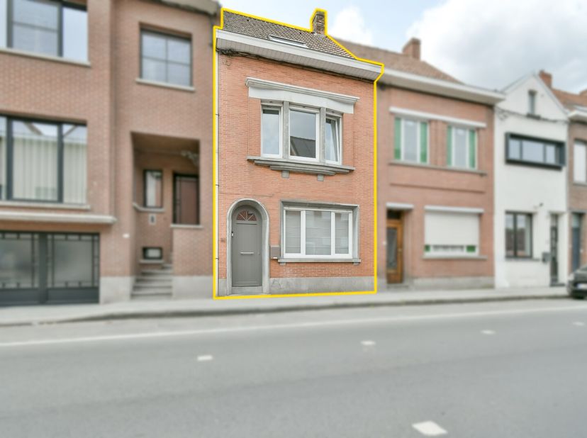 Welkom in deze charmante, instapklare woning, gelegen in de bruisende Roeselarestraat te Wevelgem. Op wandelafstand vindt u winkels, scholen, openbaar