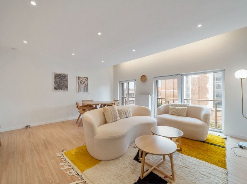 Dit charmante duplex-appartement in Blankenberge combineert modern comfort met een stijlvolle afwerking. Gelegen op een steenworp afstand van de zeedi