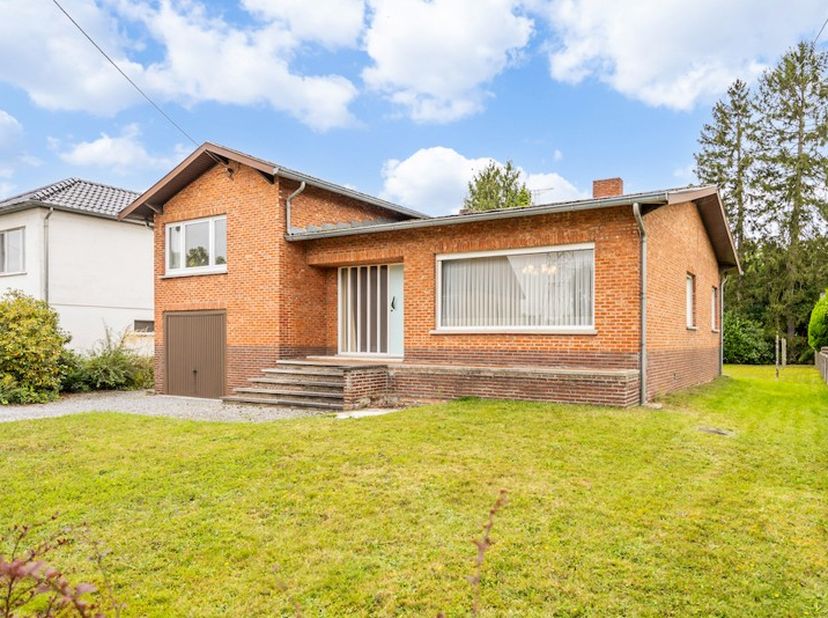 Voor wie op zoek is naar een rustig gelegen en gerieflijke 3-slaapkamerwoning met een retro-knipoog houden we halt in de Zandhoefstraat in Tervant.  D