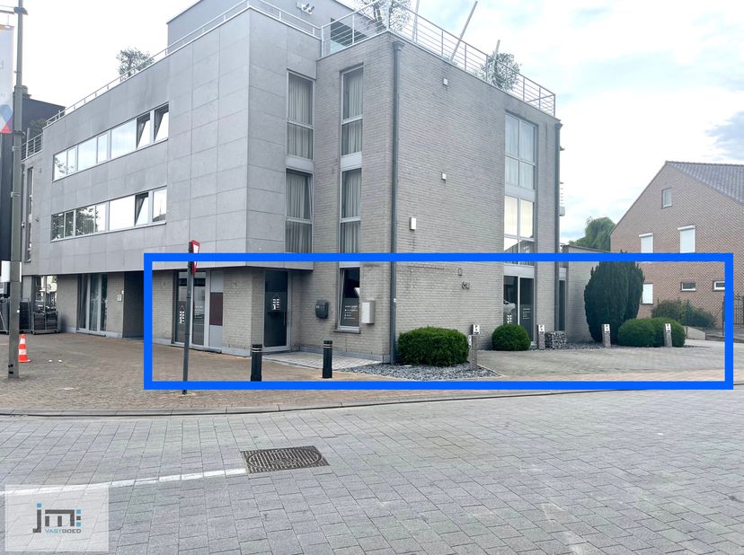 Dit ruime kantoorgebouw is gelegen aan de Dorpsstraat bij het binnenrijden van het centrum van Wellen.&lt;br /&gt;
&lt;br /&gt;
Het pand heeft de volgende indelin