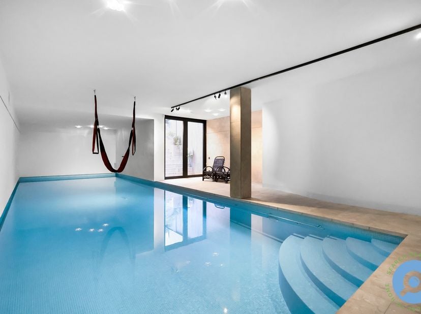Deze statige herenwoning met een bewoonbare oppervlakte van maar liefst 709m2 onderging een totaalrenovatie in 2012 door het Antwerpse ontwerpbureau C