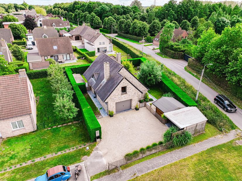 In de rustige en aangename Dunantlaan te Ieper bevindt zich deze instapklare villa op een perceel van 66 m². De woning is ruim en praktisch ingedeeld,