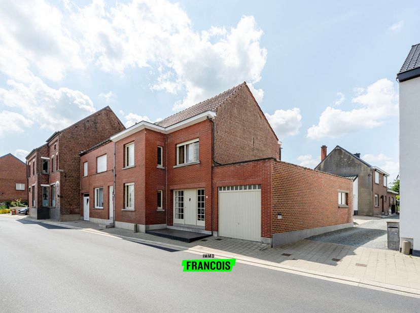 Êtes-vous à la recherche d&#039;une maison avec du caractère et un potentiel à aménager entièrement selon vos goûts ? Alors, cette solide maison familiale