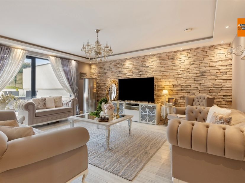 Maison spacieuse, entièrement rénovée et économe en énergie avec 5 chambres, garage et jardin.&lt;br /&gt;
EN ATTENTE DE COMPROMIS&lt;br /&gt;
Cette belle maison
