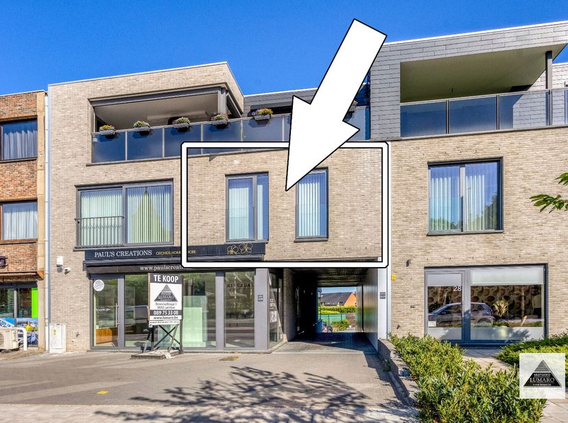 Op slechts 1km van het station van Genk gelegen appartement op de eerste verdieping, tegenover de kerk van Termien. Het appartement is 75m² groot en b