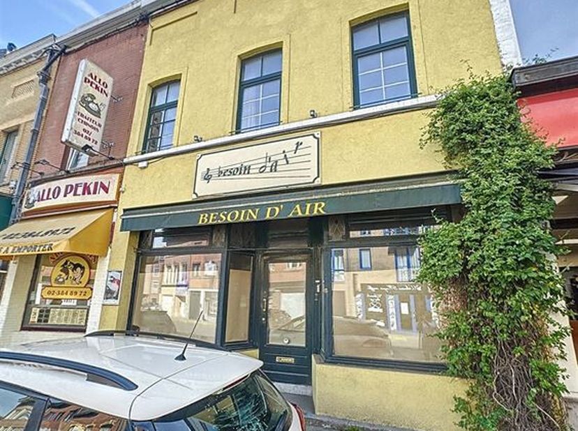 Situé en plein coeur de Braine-L&#039;Alleud, immeuble mixte implanté sur un terrain de 1a 64ca. Il est composé comme suit :  au rez : superficie commercia