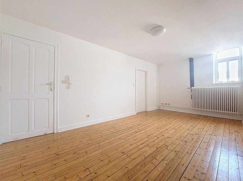 W immobilière vous propose à deux pas du centre ville et des écoles, un agréable appartement de 80 m² composé comme suit : séjour, cuisine/salle à man