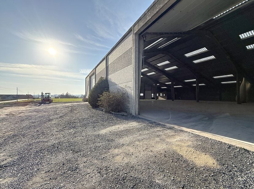 Entrepôt à louer à Zonnebeke d&#039;environ 725 m² avec un grand parking. Il y a également suffisamment d&#039;espace à l&#039;entrepôt pour y monter avec un camion.