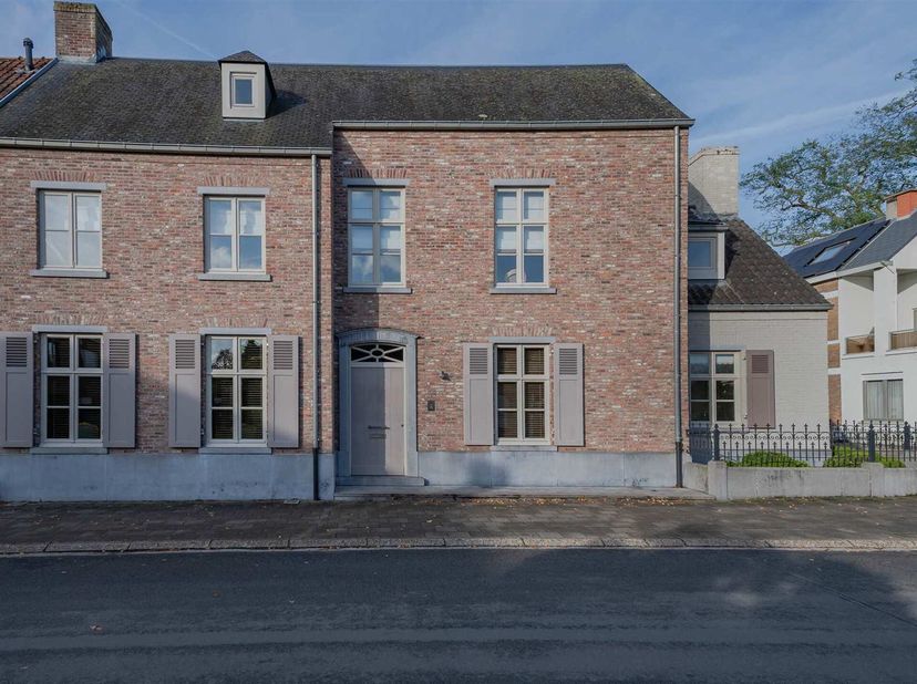 Deze unieke pastorijwoning uit 2004 ademt pure klasse en combineert traditioneel vakmanschap met hedendaags comfort.&lt;br /&gt;
Je komt binnen in een stijl