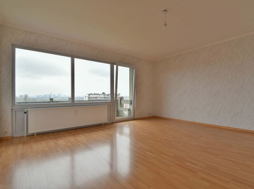 TRIOR vous propose à proximité du Bois de Dieleghem et de l&#039;AZ-VUB, ce charmant appartement en très bon état situé au 10 ème étage. Ce dernier est com
