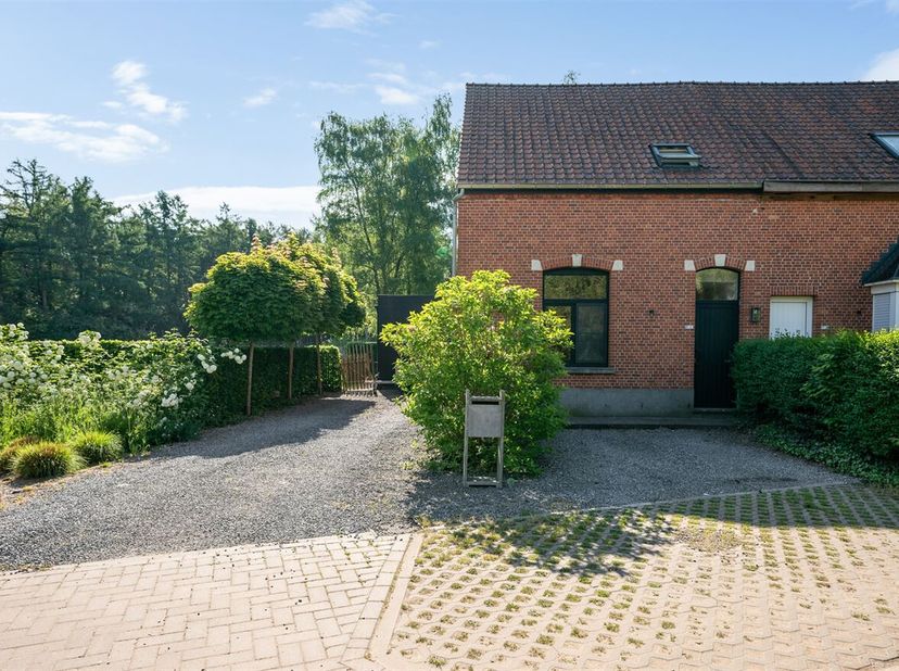 Energiezuinige woning met stallen op perceel van 2.445m²&lt;br /&gt;
Deze halfopen bebouwing ligt in het midden van groen waardoor u rondom de woning een pr