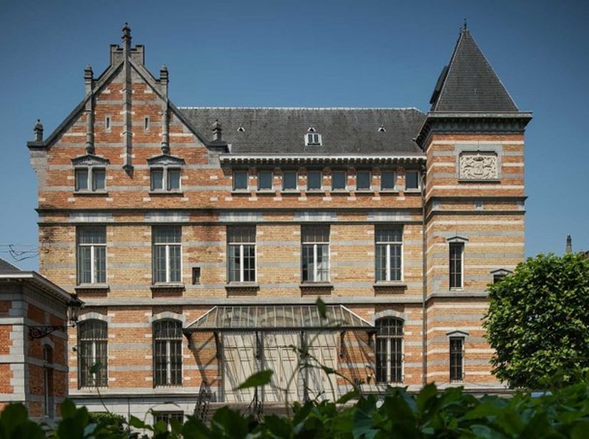 Exceptionnel - Immeuble de bureaux, réparti sur 4 niveaux, de 6.400 m² à louer sur le site de Tour &amp; Taxis. Renseignements supplémentaires sur demande