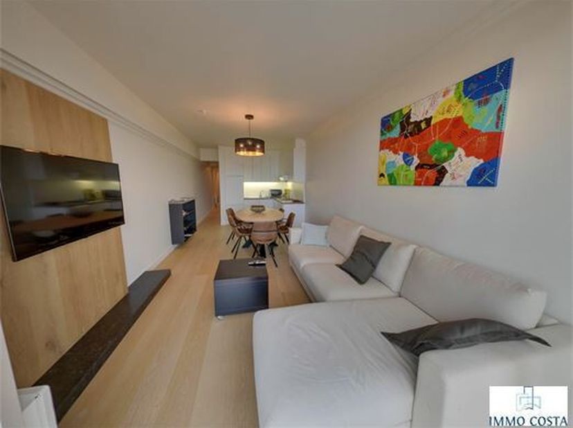 Un appartement entièrement rénové au premier étage dans un immeuble en plein centre de la digue de mer.  Vue frontale sur la mer et le nouveau casino.