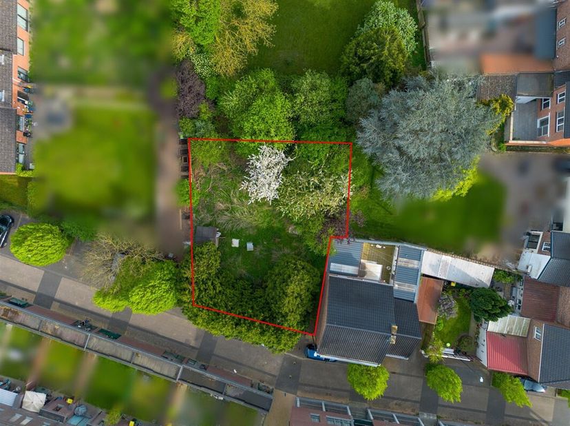 BOUWGROND GELEGEN  BEBOUWING IN ATTENHOVEN&lt;br /&gt;
In Attenhoven vinden we langs de Frans Goemansstraat deze bouwgrond voor halfopen bebouwing terug. De