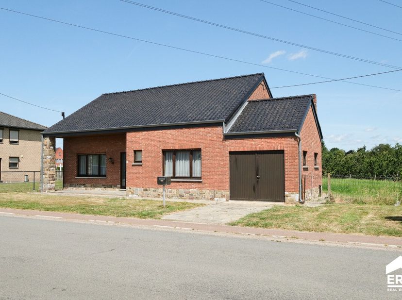 Deze charmante woning met 4 slaapkamers, gelegen aan de rand van Sint-Truiden, biedt een unieke kans om uw droomwoning te creëren. Met een bewoonbare