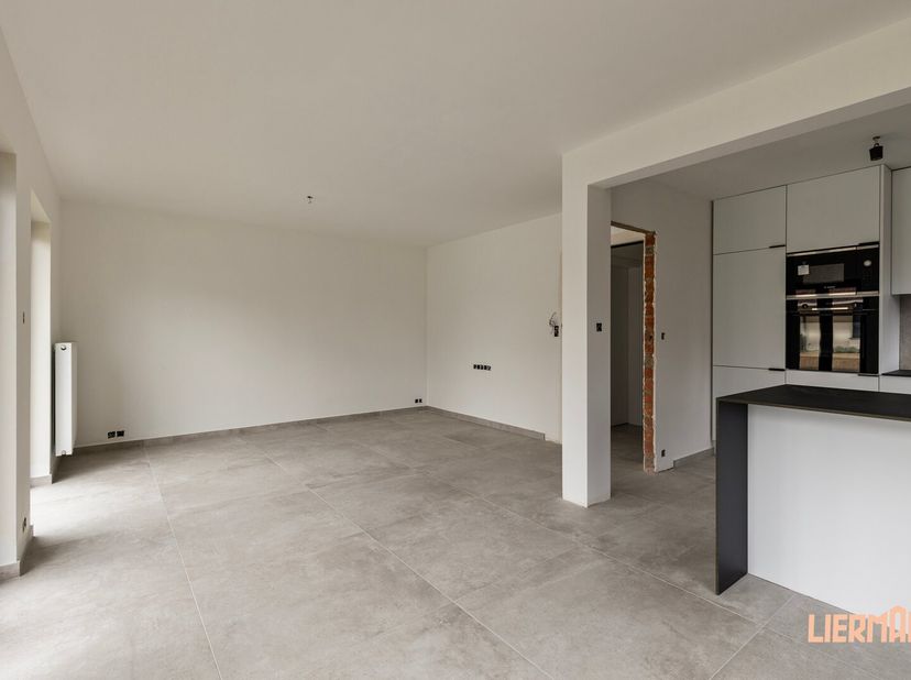 Ontdek dit mooi gerenoveerde appartement op het eerste verdiep, ideaal gelegen in het hart van Haaltert.&lt;br /&gt;
Gelegen aan &#039;Dreef&#039;, bevindt u zich op