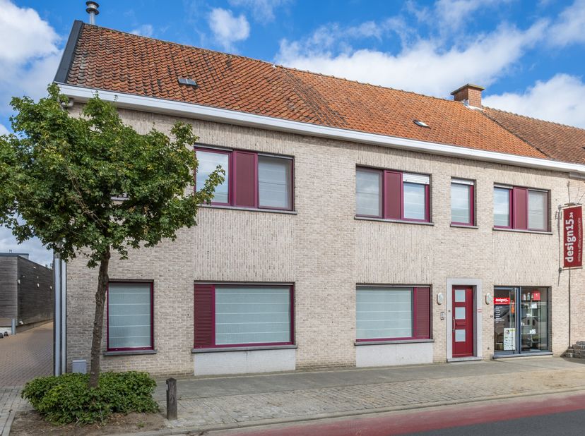Via https://www.kasteelstraat15.be verkrijg je meer informatie over onze half open instapklare gezinswoning gelegen in Hulste (Harelbeke). De woning o